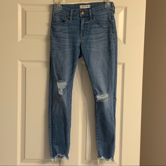 Madewell Petite 9" Mid-Rise Skinny Jeans in Frankie Wash: Torn-Knee Edition - Picture 4 of 10